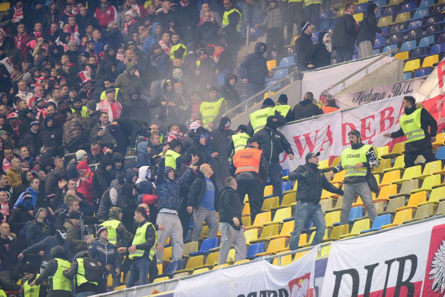 Болельщики румынии. Poland Fans Performance.