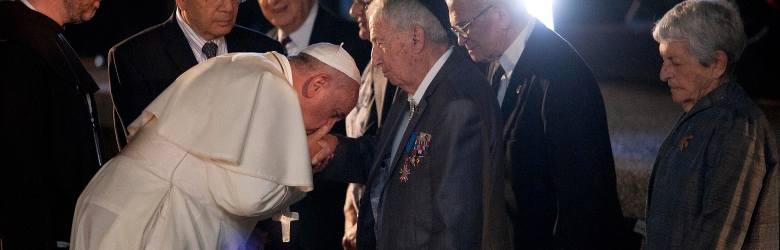 - Jak papież wziął moją rękę w obie swoje ręce i pochylił się aby ją pocałować, to sobie przypomniałem moje lata w getcie, obozie śmierci,  hitlerowskich