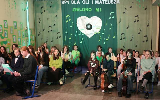 Zielono mi. Koncert charytatywny dla Oli i Mateusza w Szkole Podstawowej nr 1 w Krzeszowicach 