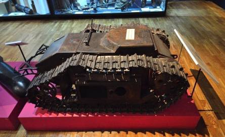 Goliath 303a zdobyty przez powstańców w sierpniu 1944 roku przy ul. Sierakowskiej, prezentowany na wystawie w Muzeum Wojska Polskiego w Warszawie [1