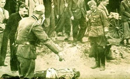 Hitlerowskiej propagandy ciąg dalszy - Niemcy pokazują dziennikarzom ciała ofiar polskich mordów