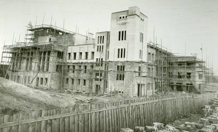 2 października 1928 r. Minęło raptem pół roku od rozpoczęcia budowy, a główny budynek nowej elektrowni miejskiej był niemal gotowy w stanie surowym