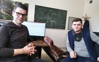 Dr Paweł Sowa i dr Łukasz Kiszkiel sprawdzają - w ramach projektu Białystok Plus -  stan zdrowia białostoczan. W dobie pandemii do badań włączyli też