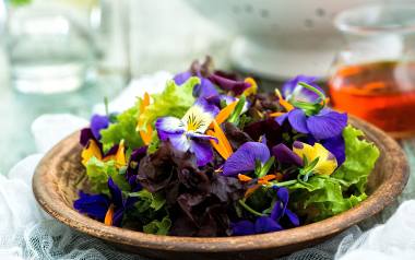 Sałatka z letnich liści sałat i kwiatów z ostrym dressingiem.