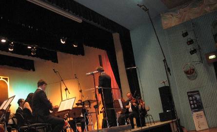 Koncert rozpoczęla Radomska Orkiestra Kameralna pod batutą Maciejka Żóltowskiego.