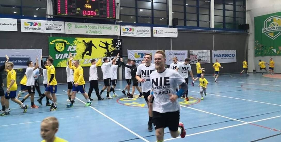 Na sobotni mecz piłkarze ręczni Viretu CMC Zawiercie wyszli w koszulkach z napisem „Nie dla Kopalni”.