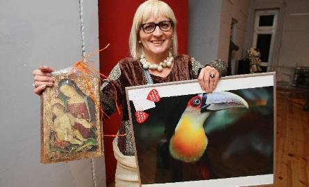 K., czyli Ewa Kozlowska też była zadowolona z zakupów w Windzie, bo zdobyła zdjęcie pięknego tukanam wykonane przez Andrzeja Mochonia, i ikonę.