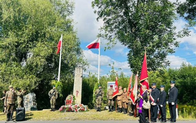 Kadrówka w Michałowicach w uroczystej oprawie. Apel na granicy zaborów, honory dla bohaterów i koncert dla mieszkańców