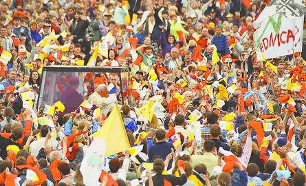 7 czerwca - papież Jan Paweł II witany na lotnisku w Bydgoszczy.