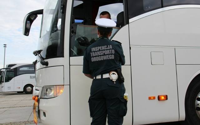 Kierowca autokaru z Kościana miał zawieźć dzieci na wycieczkę. 60-latek był pod wpływem alkoholu. Policjanci zatrzymali mu prawo jazdy