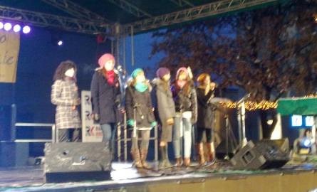 Na Placu Artystów śpiewa zespół wokalny z Wojewódzkiego Domu Kultury w Kielcach.