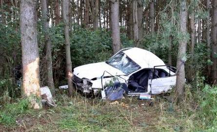 Poważny wypadek. Opel przeleciał przez rów i uderzył w drzewo. Mężczyzna jest w ciężkim stanie (zdjęcia) 