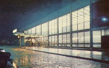 Dworzec PKP z lat 60. ub. wieku w wieczornej odsłonie