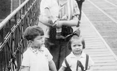 1934 rok - z opiekunką, panią Stasią na moście, ul. Focha. Na ręce niesiony jest Józio, Basia idzie ze starszym bratem Stefanem.