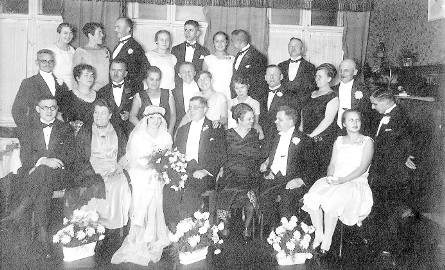 To pamiątkowa fotografia ze ślubu Ruth i Willego, który odbył się w 1928 roku.