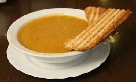 Ezogelin, czyli zupa z soczewicy, to rozgrzewające i bardzo zdrowe danie. Podawana jest z grzankami.