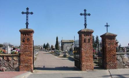 Ciekawym obiektem jest główna brama nekropolii, licząca ponad 100 lat.