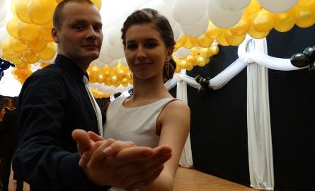 Na studniówce w Zielonym bawiła się tegoroczna maturzystka Julia Koperska ze swoim partnerem Patrykiem Wołoszynem, już absolwentem tej samej szkoły.