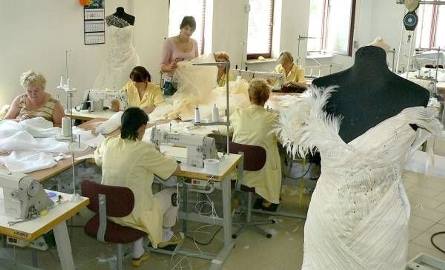 W pracowni sukien ślubnych "Sposabella" trwają gorące przygotowania do finału Miss Polonia 2006.