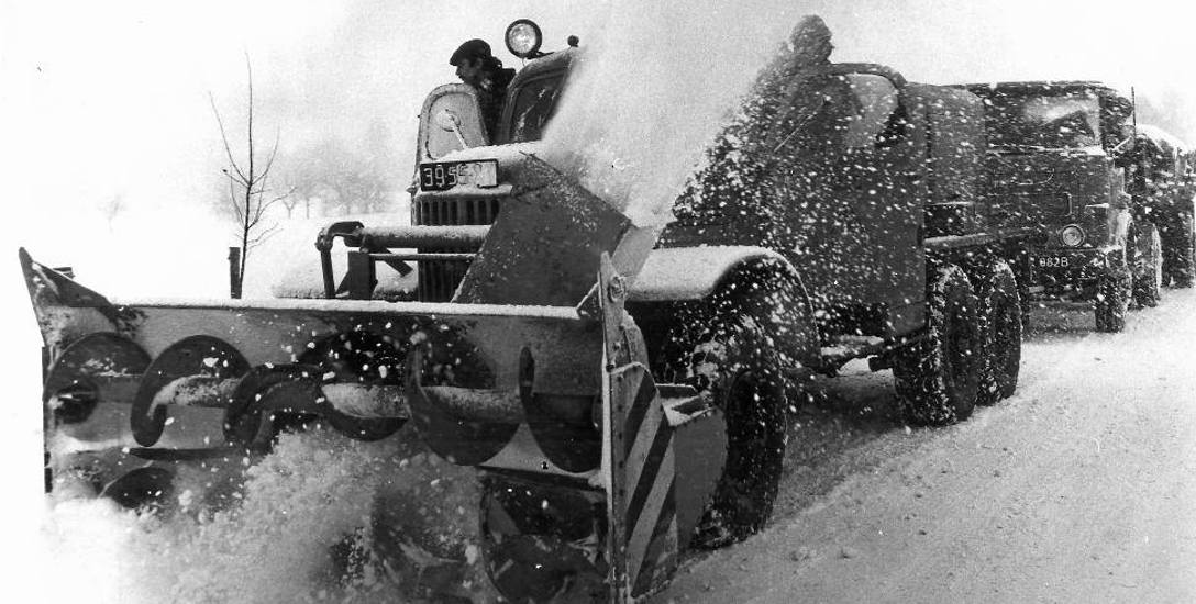 Tak odśnieżano dolnośląskie drogi w styczniu 1979 roku. Zdjęcie wykonał fotoreporter „Gazety Robotniczej” Tadeusz Szwed ©Archiwum Gazety Wrocławskie