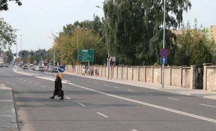 Ludzie nadal bardzo często przekraczają ruchliwą ulicę Limanowskiego przy wylocie ulicy Chopina, gdzie była wymalowana zebra.