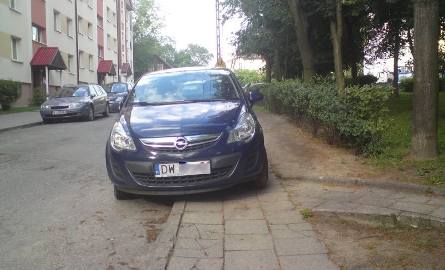 Opel też zastawia chodnik przy ul. Orzeszkowej.