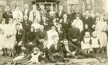 Wesele w Sławkowie w 1931 roku, w rodzinie  pana Jerzego Sobczaka. Z  weselnikami sfotografowano także muzykantów