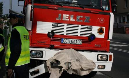W zdarzeniu nikt poważnie nie ucierpiał. Chociaż wóz strażacki był uprzywilejowany, policjanci zaproponowali jego kierowcy mandat w wysokości 500 zł.