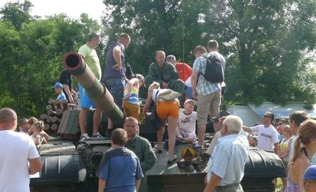 Najbardziej oblegana maszyna podczas pikniku historycznego - czołg PT-91 Twardy.