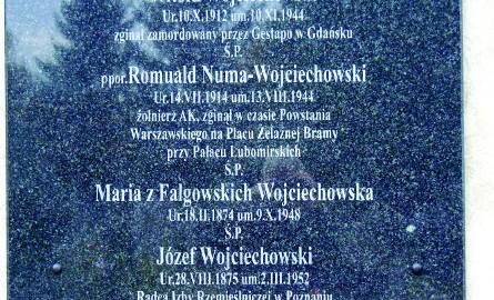 Staraniem potomków na ścianie grobowca rodziny Wojciechowskich (Nowofarny) zawisły dwie, nowe tablice