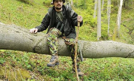 Mariusz Strusiewicz w lesie koło Leszczowatego.