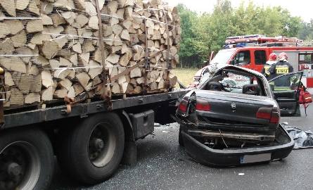 Kierowcę z rozbitego pojazdu musieli wydostawać lipscy strażacy.