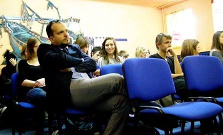 Uczniowie słuchali wierszy z uwagą - z przodu Adrian Szary, opiekun warsztatów poetyckich w Arce
