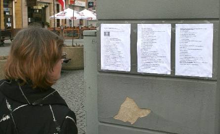 Na kamienicy przy ulicy Żeromskiego (przy Placu Konstytucji 3 Maja) ktoś wywiesił listę pasażerów samolotu, który rozbił się w Smoleńsku.