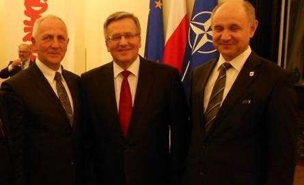 Od lewej: starosta staszowski Andrzej Kruzel, Prezydent Bronisław Komorowski oraz Prezydent Republiki Mołdawii Nicolae Timoftii