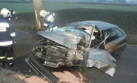 Wypadek w Łojewie; samochód uderzył w drzewo