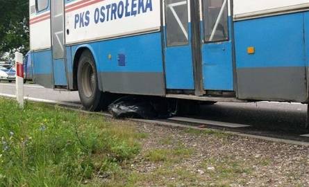 Tragiczny wypadek! Kobieta wbiła się w autobus! (Zdjęcia tylko dla dorosłych). Droga jest zablokowana