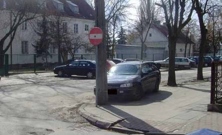Zobacz jak kierowcy bez wyobraźni parkują samochody pod… komendą policji!