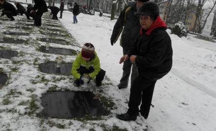 Mały Hubert przyszedł na cmentarz żołnierzy radzieckich ze swoimi dziadkami