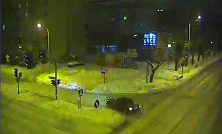 Pościg w centrum miasta! Pijany kierowca ukradł włączony samochód prosto z ulicy (zdjęcia)