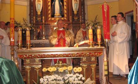 Uroczystą mszę święta celebrował biskup radomski Henryk Tomasik.