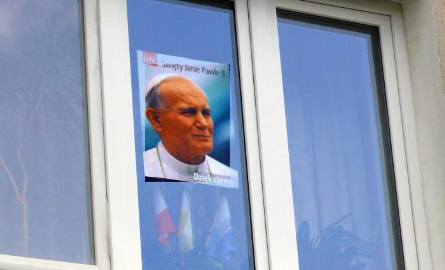 Papieski portret w jednym z okien w Stalowej Woli.