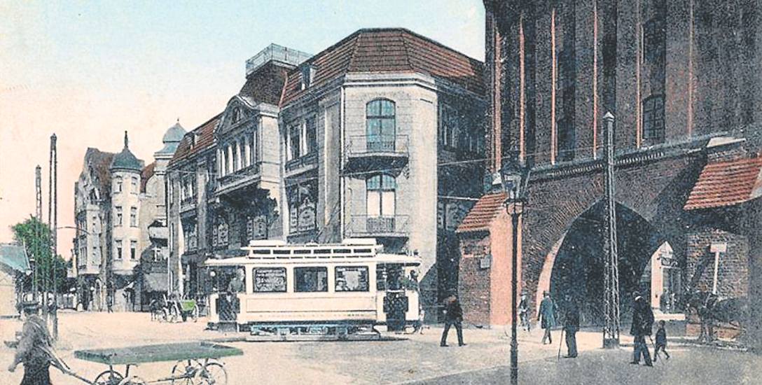 Trasy słupskich tramwajów były niezwykle malownicze. Jedną z największych atrakcji był przejazd pod Nową Bramą.