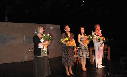 Aktorom dziękowano kwiatami: od lewej Danuta Dolecka, Joanna Jędrejek, Karolina Łękawa i Wiktor Korzeniowski.