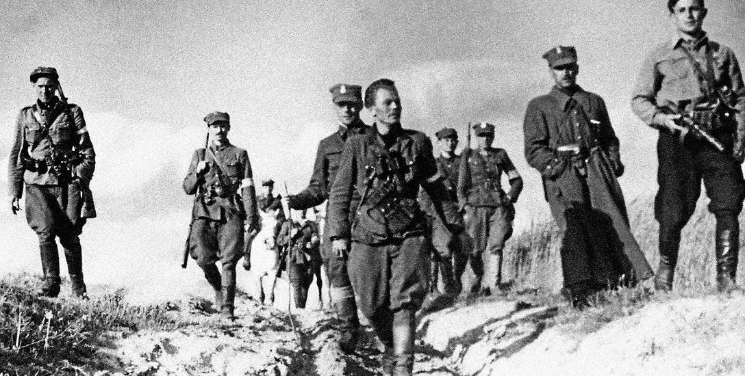 Dowództwo 5. Brygady Wileńskiej Armii Krajowej w marszu. Na czele major Zygmunt Szendzielarz pseudonim „Łupaszka”.