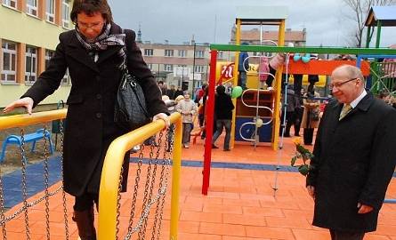 Dzieciaki chodzą intensywniej! Podczas otwarcia nowego placu zabaw przy szydłowieckiej „jedynce” minister zdrowia Ewa Kopacz testowała urządzenia pod