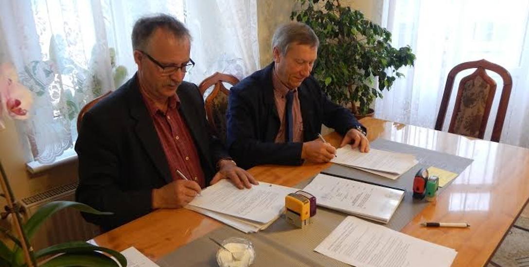 Wójt Lubiewa Michał Skałecki (z prawej)  podpisał umowę z wykonawcą na wybudowanie drogi  z Suchej do Cierplewa.