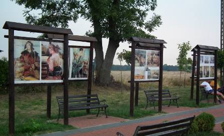 Reprodukcje obrazów Jacka Malczewskiego można zobaczyć w Wielgiem na pięknie zagospodarowanym placu.