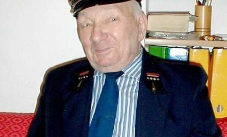 Do dziś, przez 25 lat, zachował mundur i czapkę zawiadowcy stacji Starachowice Wąskotorowe.