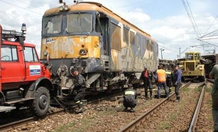 Ekipa naprawcza zaczęła swoje prace od ustawiania wy-kolejonej lokomotywy